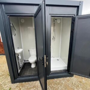 Sanitäreinheit mit Tank + anschließbarer Dusche – Farbe Grau